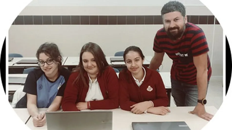 Las tres alumnas premiadas, junto a su profesor.