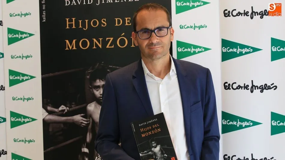 David Jiménez posa para SALAMANCArtv AL DÍA, con un ejemplar de su libro. Fotos: Alberto Martín