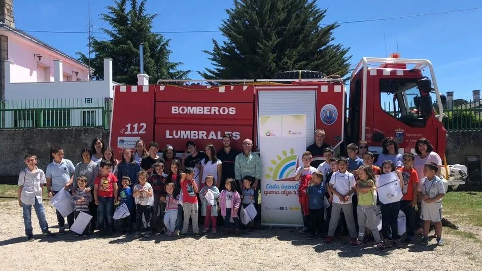 En esta jornada, eran los alumnos del CEIP Pérez Villanueva quienes recibían la charla de la campaña ‘Cada incendio quema algo tuyo’