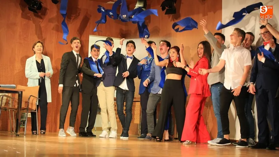 Los alumnos tiran las cintas en el momento más divertido de la tarde