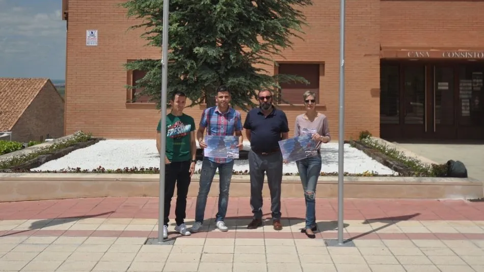 El alcalde, junto a varios concejales.