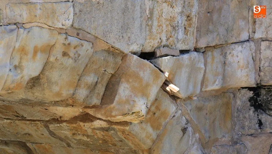 Piedra del puente de la calle Arroyo de Santo Domingo afectada por el choque del camión. Foto de Alberto Martín
