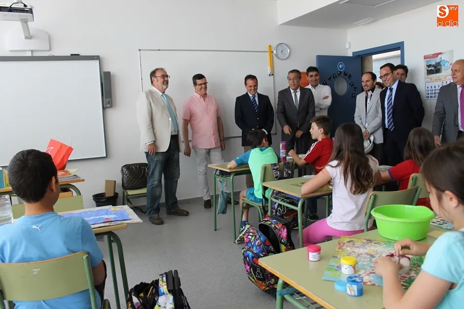 Visita al colegio de Catellanos de Moriscos de Fernando Rey, consejero de Educación