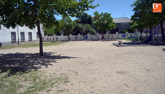 Una empresa especializada ha fumigado este viernes los colegios Miguel de Unamuno y Severiano Monteno para evitar la proliferación de garrapatas