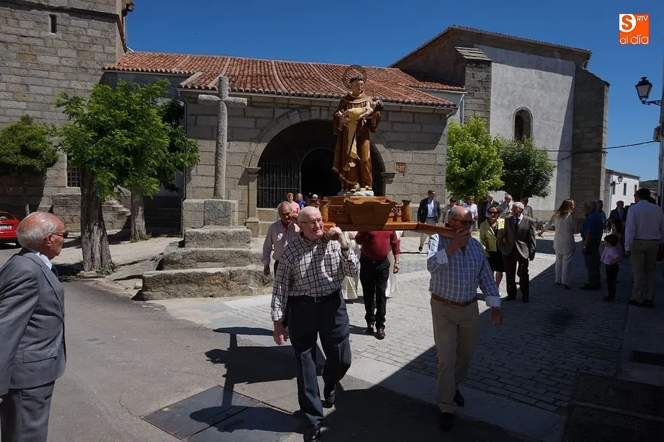 La procesión con la imagen de San Antonio tuvo lugar antes de la solemne misa