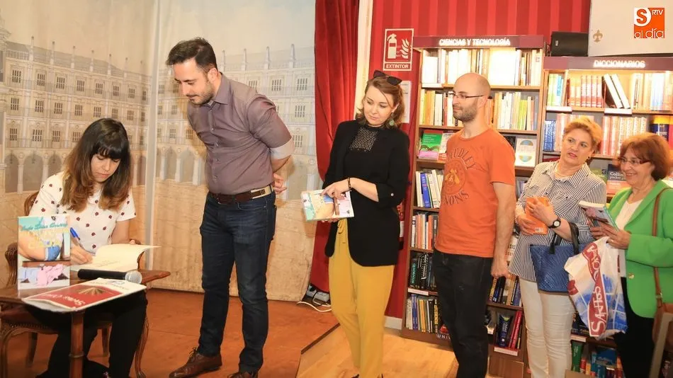 La autora firma ejemplares de su novela. Fotos: Alberto Martín