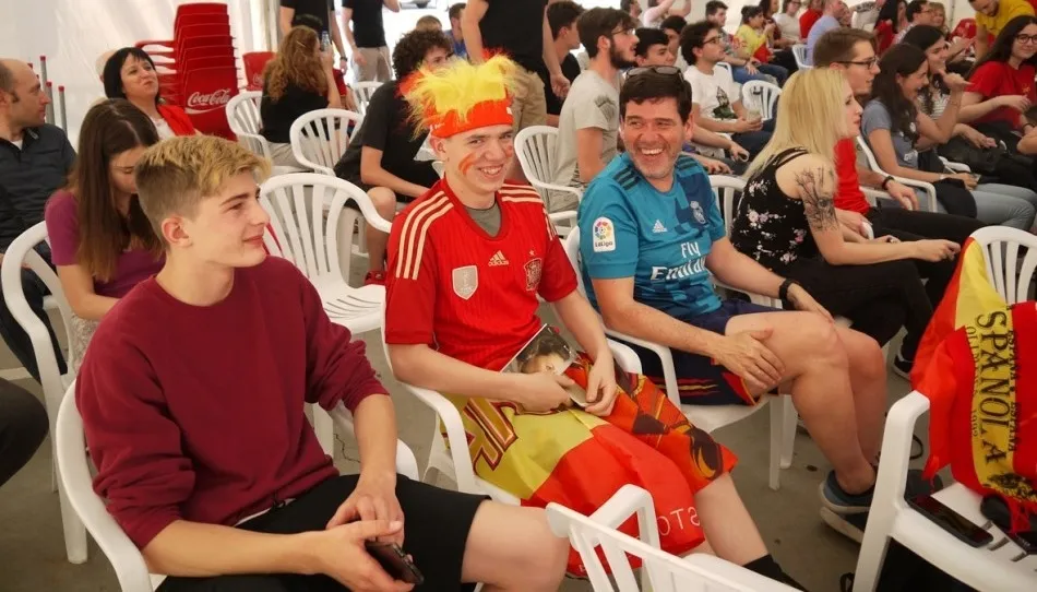 Aficionados al fútbol en la carpa del centro comercial El Tormes