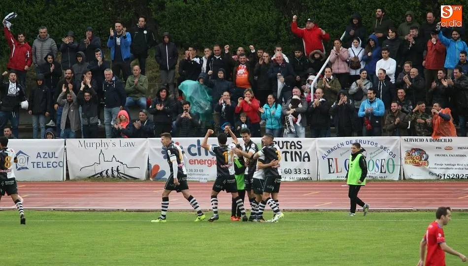 Los jugadores de Unionistas celebran con su afición un gol al Tarazona.
