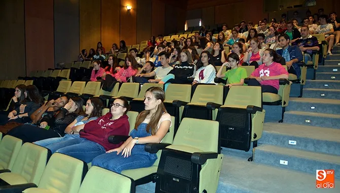 Alcohólicos Anónimos Castilla y León ha ofrecido una charla informativa y testimonios reales en un acto celebrado en el teatro del CDS
