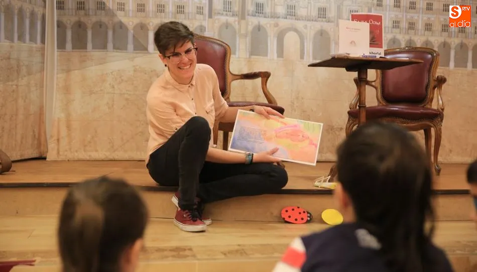 Actuación de Rebeca Lozano en la librería Santos Ochoa. Foto de Alberto Martín