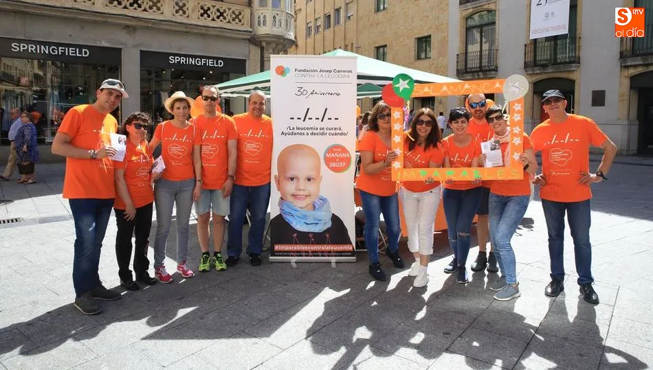 Voluntarios de la Fundación Josep Carreras en la plaza del Liceo. Foto de Alberto Martín