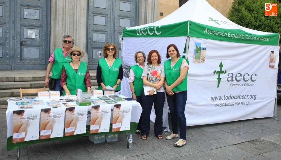 Dermatólogos y voluntarios de la AECC en la plaza de los Bandos. Foto de Alberto Martín