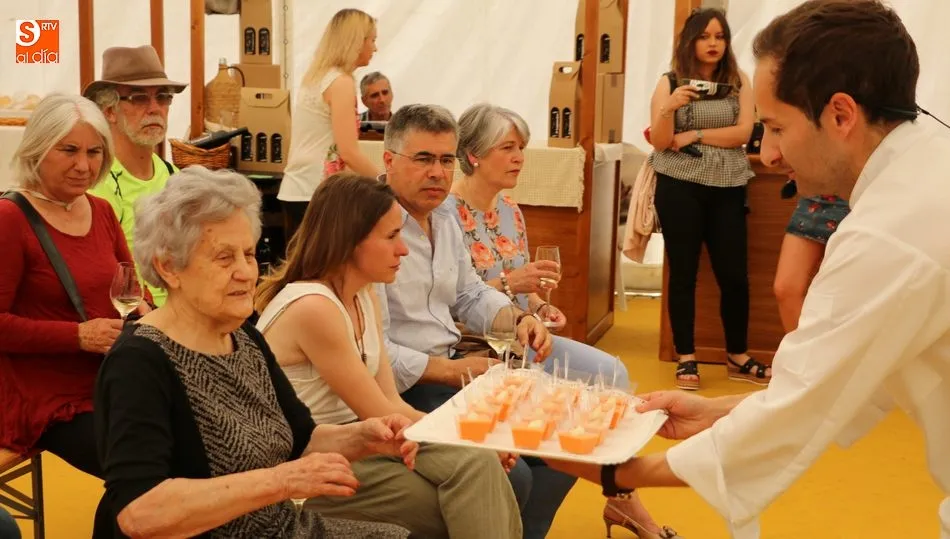 David Monaguillo dio a probar al público tapas y platos con el bacalao como principal protagonista / CORRAL