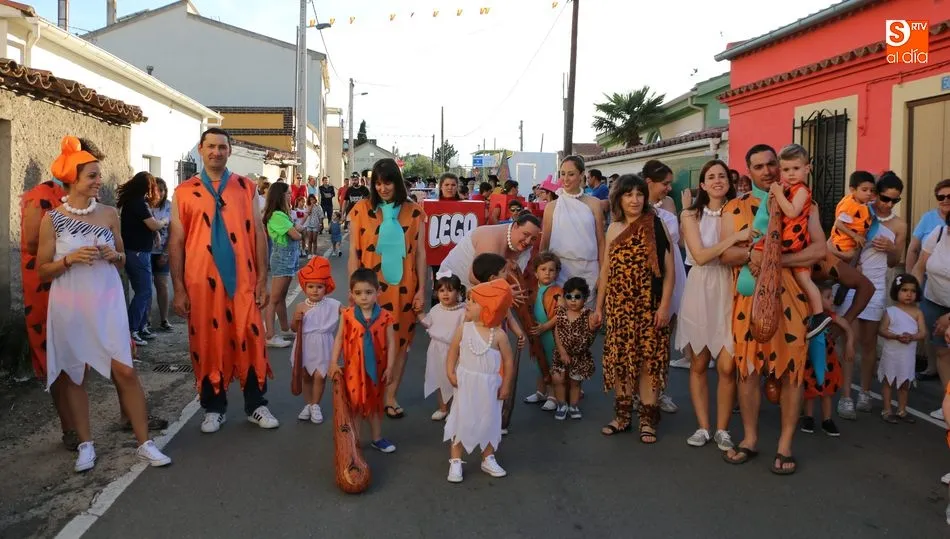 Los Picapiedra encabezaron el desfile hasta la plaza / CORRAL