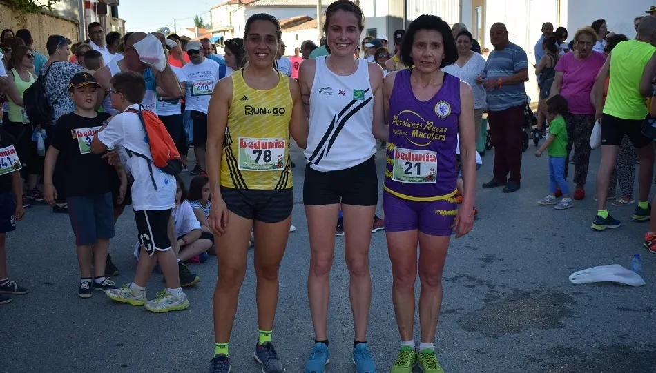 Yaiza Sánchez y Josefa García flanquean a Lorena Martín.