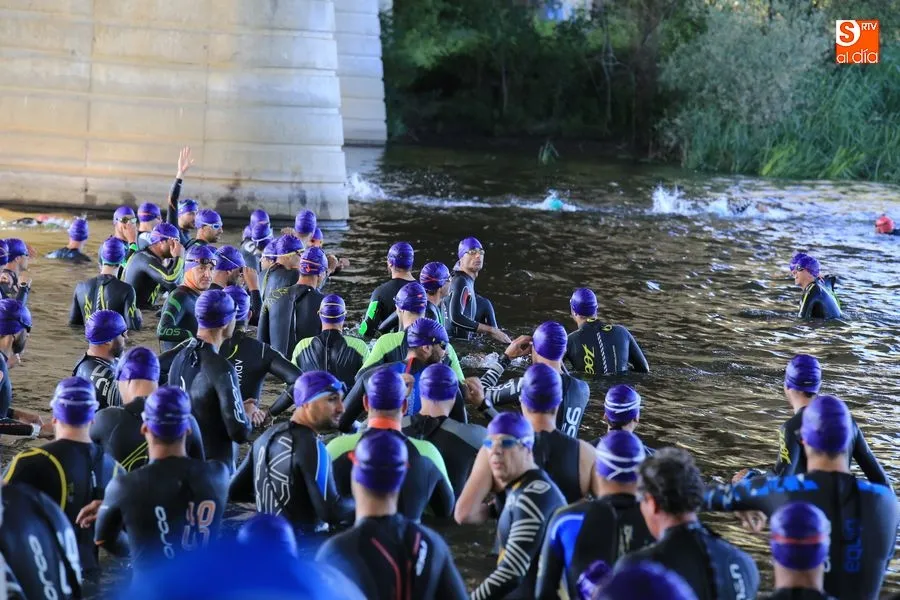 Nadadores bajo el puente de Juan Carlos Orimero / Foto: Alberto Martín