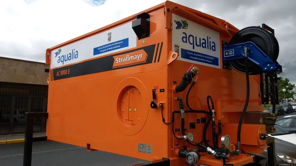 El termocontenedor se instala encima de un bastidor de un camión para llevarlo hasta las plantas que suministran el aglomerado y de ahí al punto donde se quiere extender.