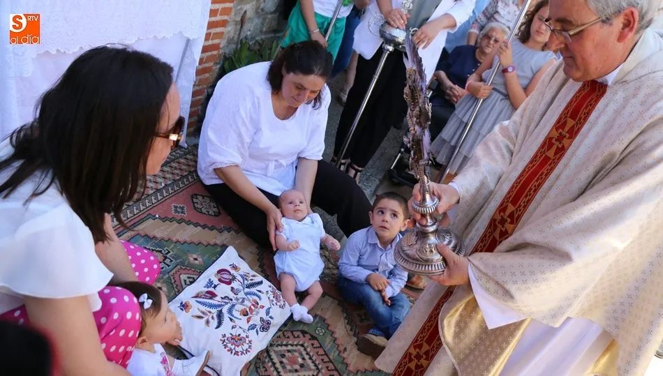 Los altares recibieron dos bebés para su bendición al paso del Santísimo