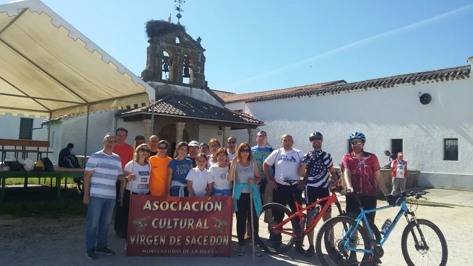 Peregrinos de la Asociación Virgen de Sacedón, en la ermita de Las Veguillas