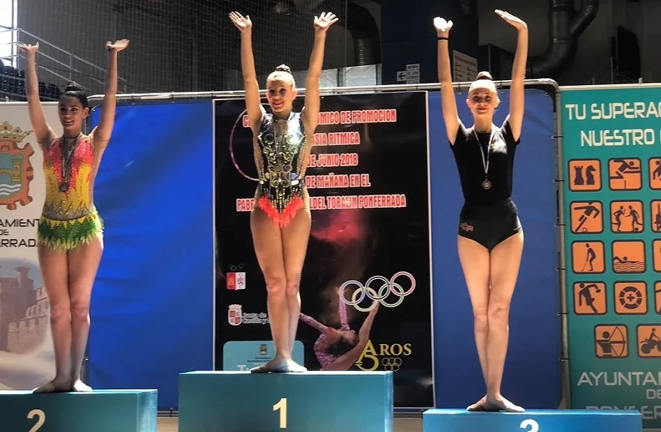 Lucía González (derecha), en el podio del Regional.