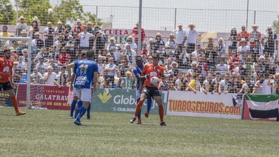 De la Nava controla un balón ante un rival justo delante de la afición charra que se desplazó a Socuéllamos. Fotos: La Tribuna de Ciudad Real