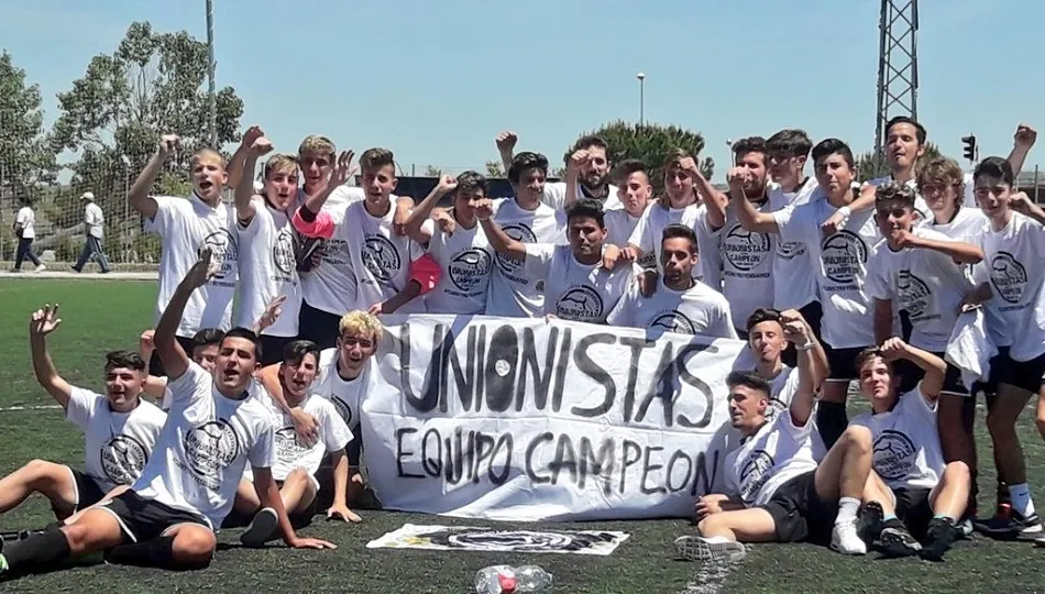 La plantilla celebra el ascenso conseguido en Segovia. Unionistas TW