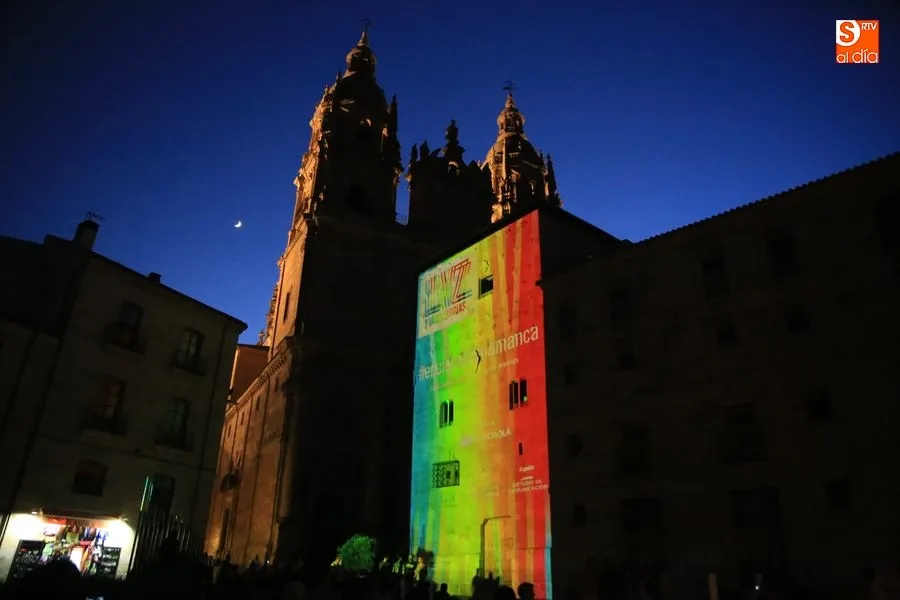 La casa de las conchas iluminada por el cartel del festival / Foto: Alberto Martín.