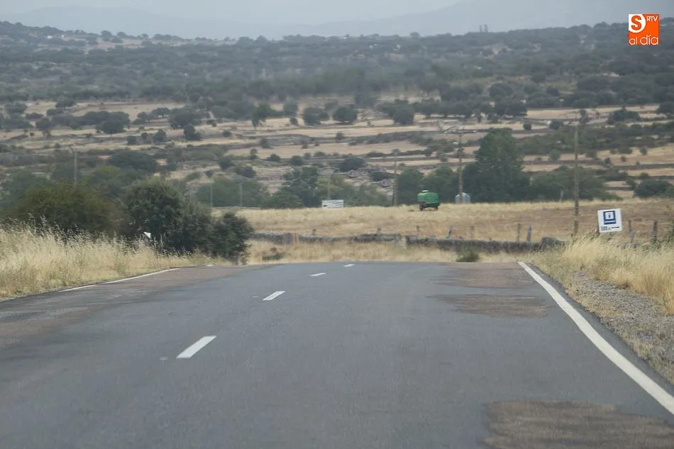La carretera DSA-170 presenta un firme bastante envejecido.