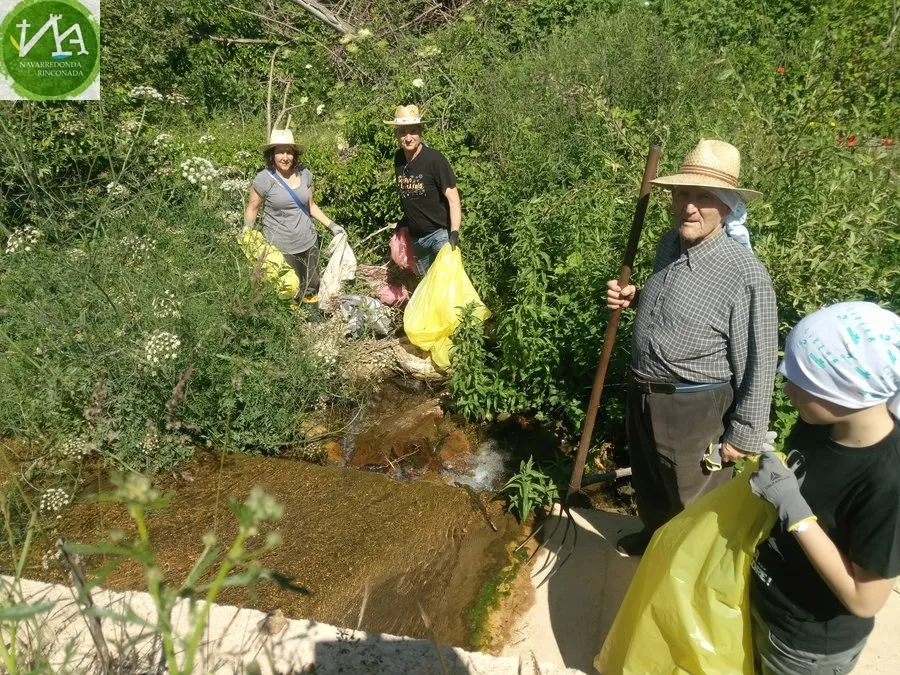 Los vecinos participaron en la jornada de recogida de basura. Fotos: Ayto: Navarredonda de la Rinconada