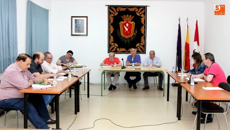 Imagen inusual del pleno al carecer de su bancada, en restauración para ser traladada al nuevo ayuntamiento / FOTOS: MARIBEL SÁNCHEZ