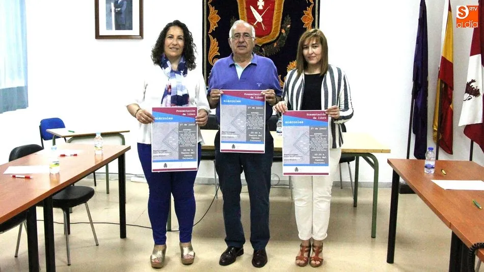 De izda., a dcha., Raquel Bernal, Germán Vicente y Adela Prieto, coautora del libro