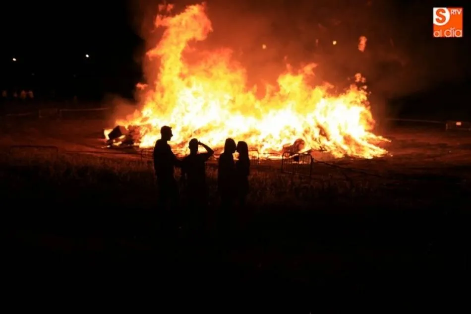 Hoguera de San Juan en el barrio del Zurguén / Foto: Archivo.