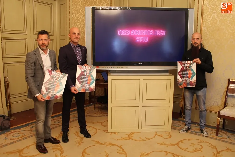De izq. a dcha., Julio López, Paco Jiménez y Javier Domínguez con el cartel del Tres Acordes Fest.