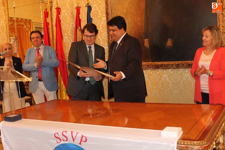 En la imagen, el alcalde entrega el título de Huésped Distinguido al presidente de la Sociedad de San Vicente de Paúl.