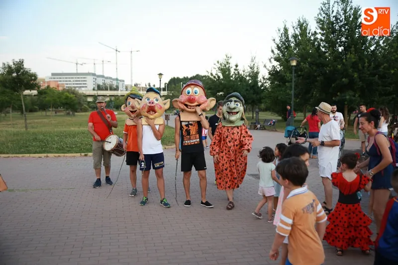 Los cabezudos regresarán al barrio de Huerta Otea para una divertida tarde de inicio de fiestas.