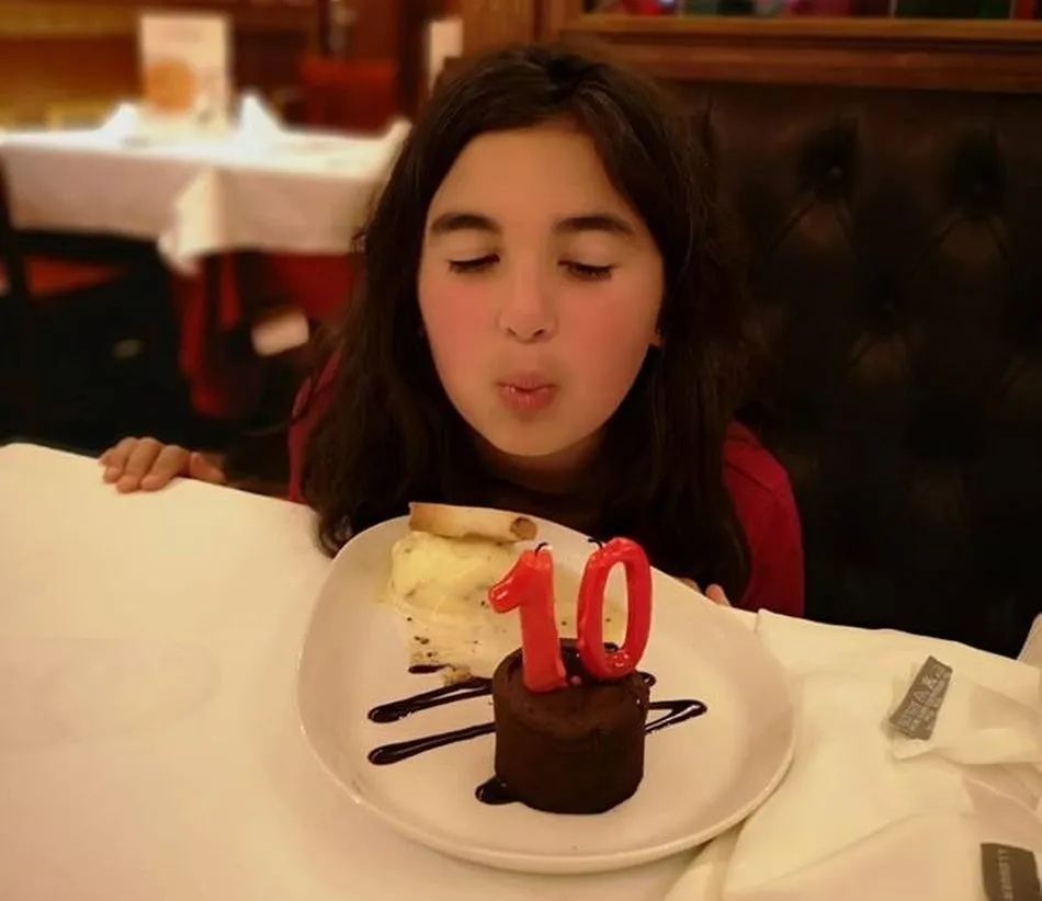Foto de la joven celebrando su cumpleaños.