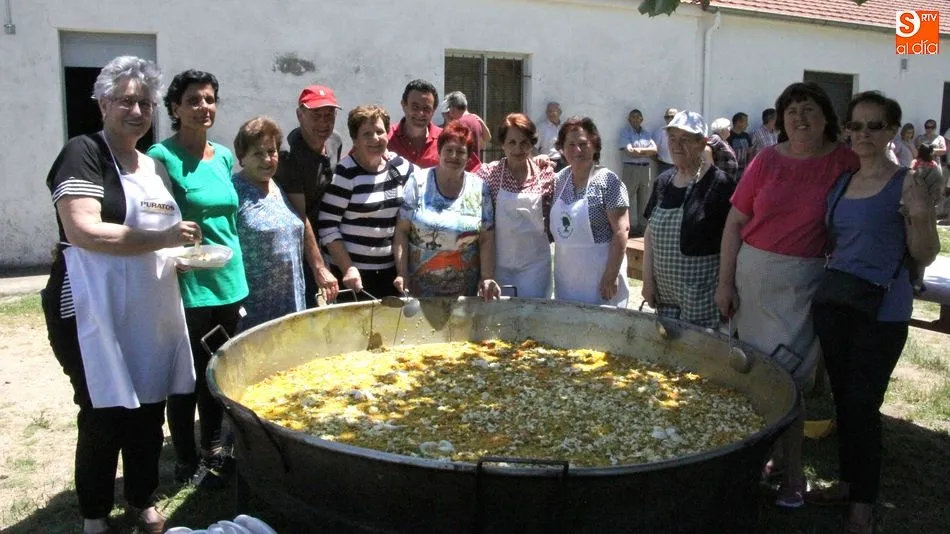 Las voluntarias prepararon 200 ricas raciones de paella y de las que dieron buena cuenta los vecinos