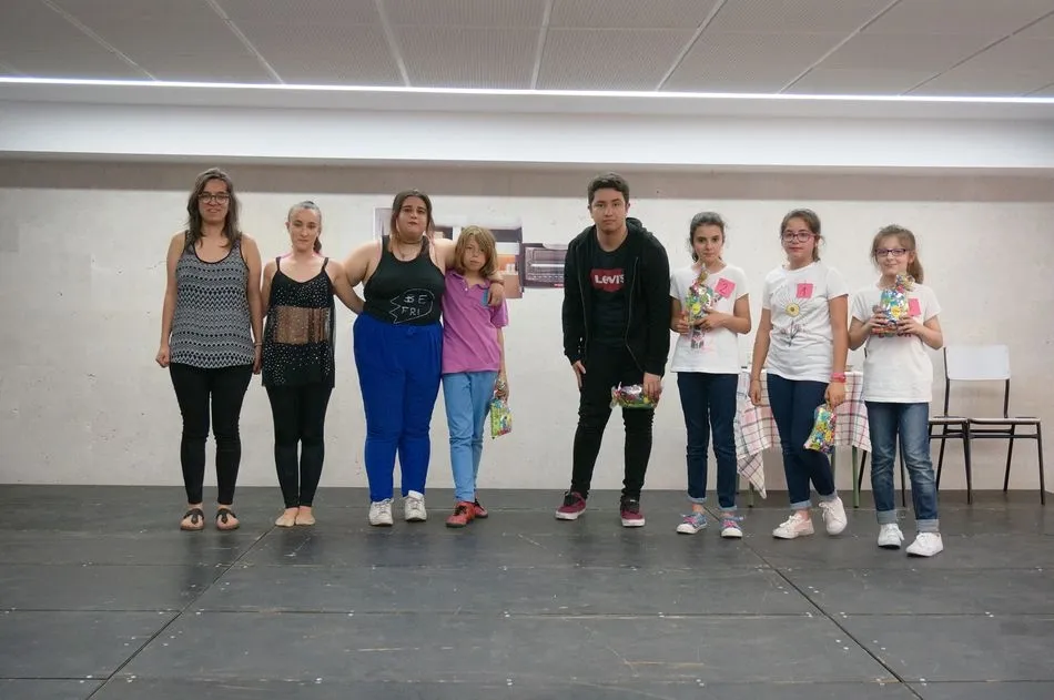 Los alumnos recibieron las felicitaciones del público al finalizar su actuación