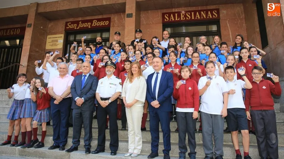 Representantes de las instituciones posan junto a los alumnos del colegio. Foto: Alberto Martín