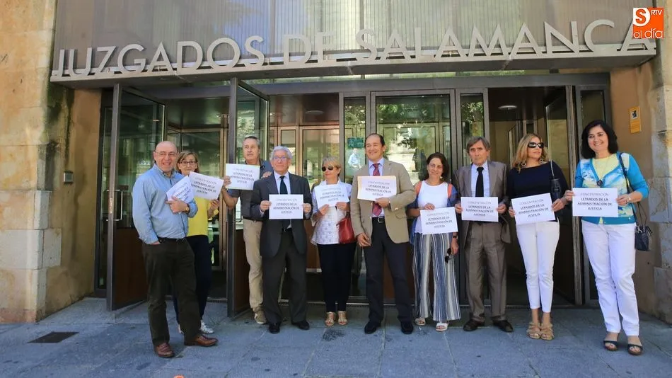 Los letrados de la Administración de Justicia se han concentrado este martes. Foto: Alberto Martín