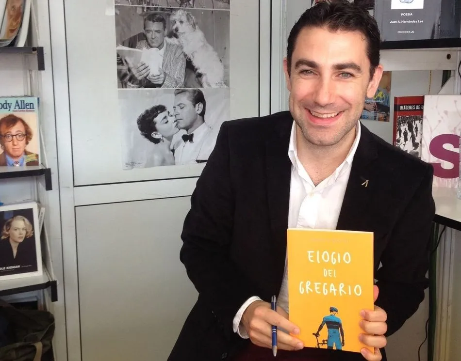 Roberto Benito posando junto a su libro.