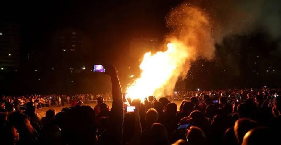 Una de las hogueras de San Juan en Villamayor.