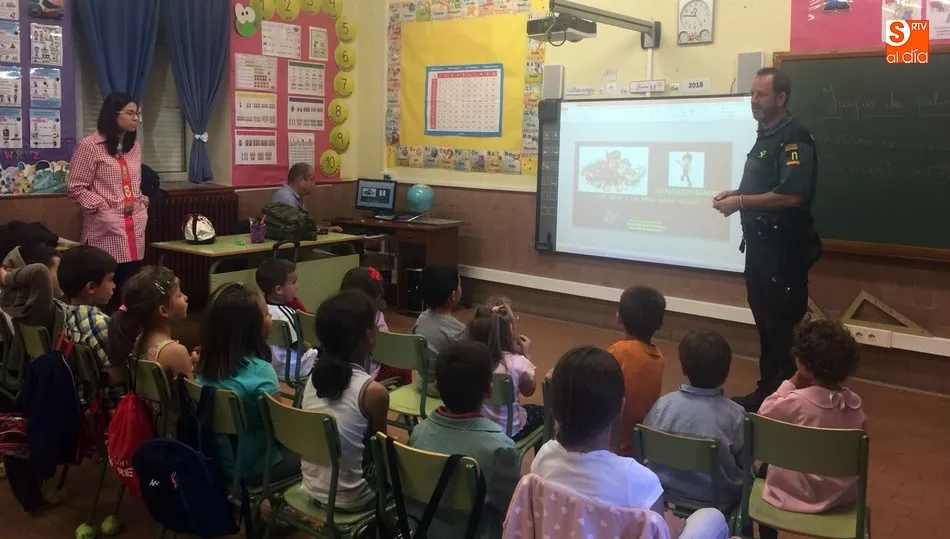 El Guardia Civil, José Ignacio Hernández, daba una charla sobre acoso en el CRA Río Yeltes