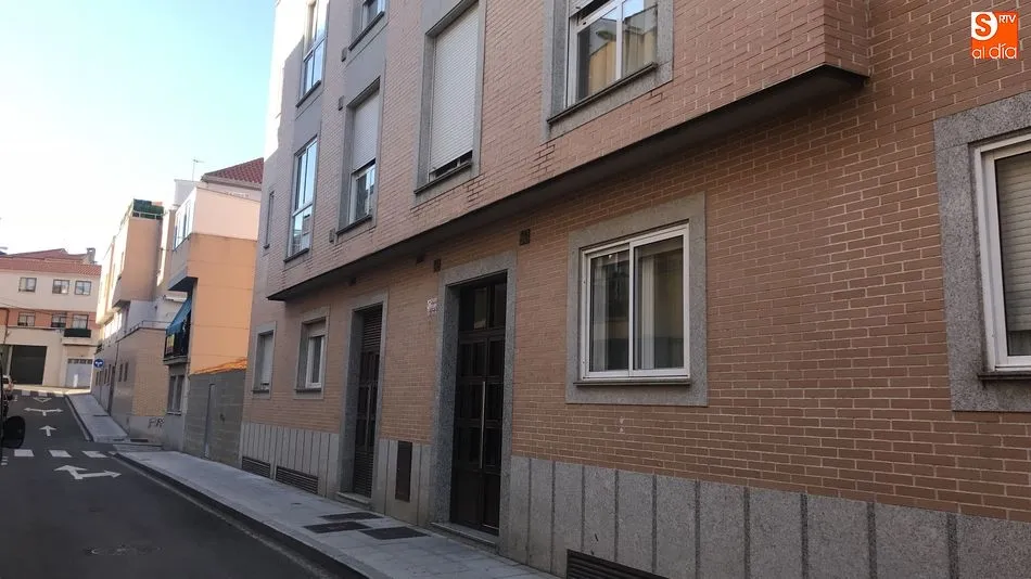Su vivienda está situada en la calle Cándido Albarrán.