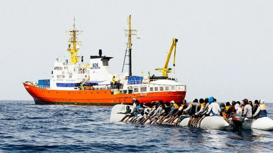 Inmigrantes junto al barco Aquarius
