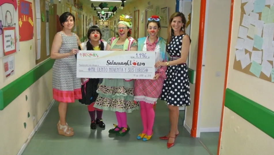 La gerente del Centro Comercial El Tormes, Cuca Gonzalo, y la responsable de marketing, Carmen Herrera, han sido las encargadas de entregar el cheque a la Asociación Salamancaclown Payasos de Hospital