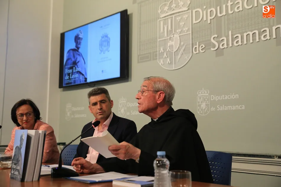 Teófilo Viñas, Julián Barrera y Lourdes Villoria, en la presentación de las nuevas pubicaciones. Foto: Alberto Martín