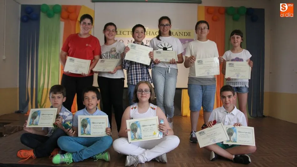 Alumnos premiados como los mejores lectores y mediadores en el CEIP Manuel Moreno Blanco / MARIBEL SÁNCHEZ