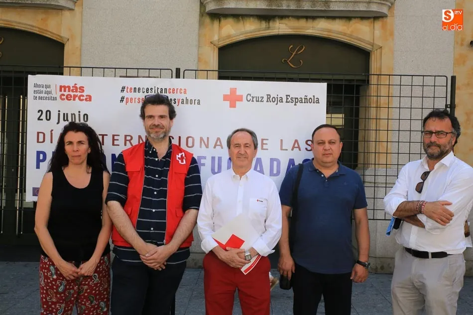 Representantes de Cruz Roja Salamanca, en la exposición en la Plaza del Liceo. Foto: Alberto Martín