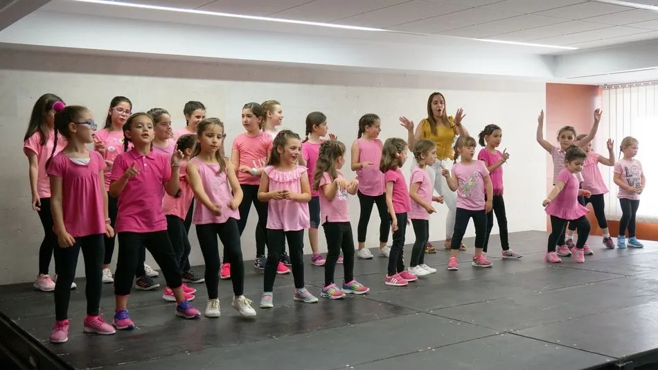 Las alumnas de baile deleitaron al público con sus actuaciones